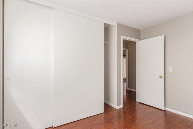Building Photo - 557 Chelsea Dr