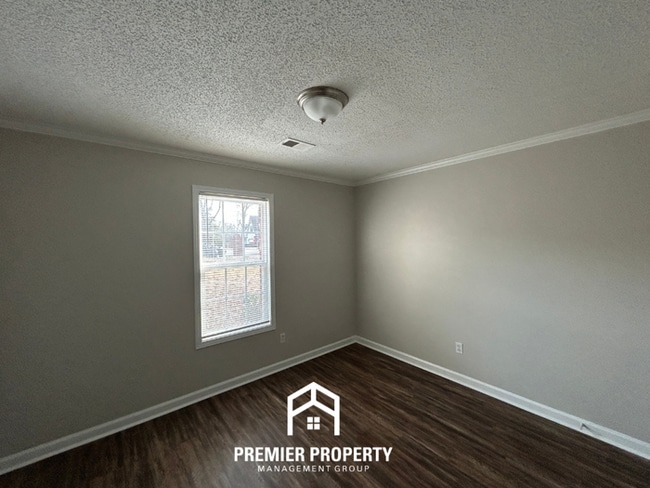 Building Photo - Spacious 3BR Memphis Home with Vaulted Ceilings, Fireplace, Deck & 2-Car Garage