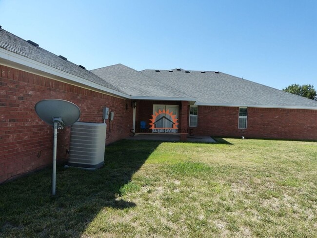Building Photo - Stunning 4 bedroom 3 bath brick home with 5 car garage!