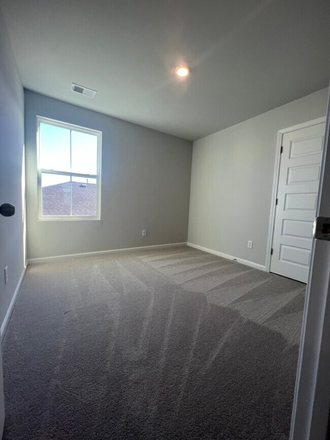 Building Photo - 717 Pine Warbler Ln