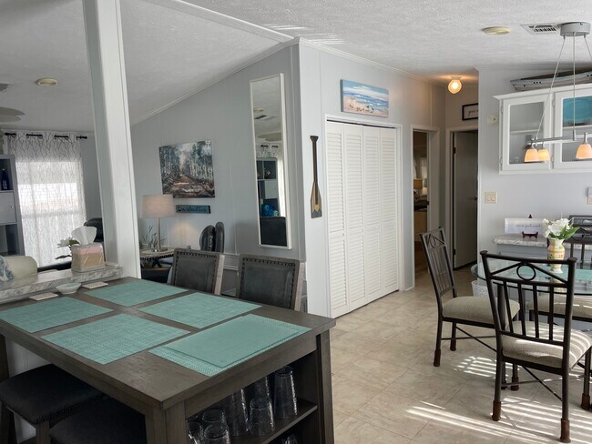 Building Photo - 16300 Pine Ridge Rd