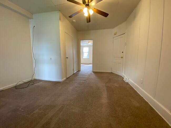Building Photo - One Bedroom in Oakland! Great Location & H...