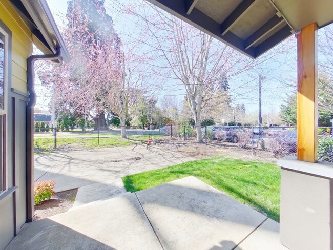 Building Photo - Newer Duplex Near Autzen Stadium - 3Bed/2B...