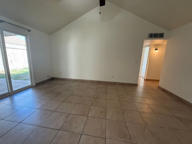 Building Photo - Updated single story located in Modesto!