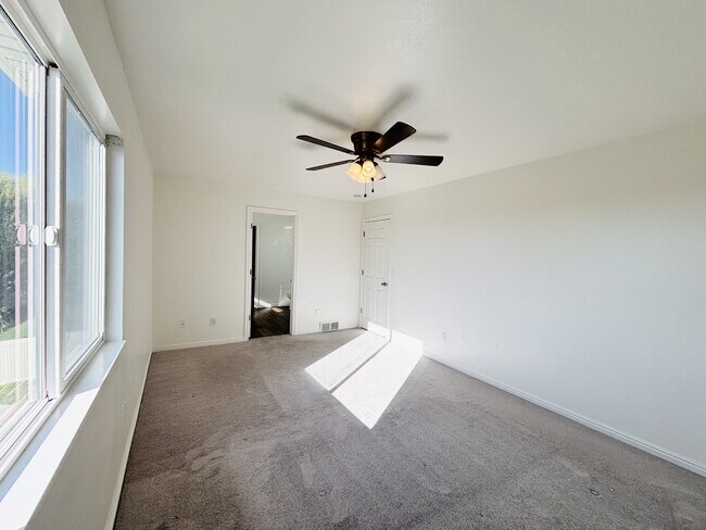 Building Photo - 1094 1825 W