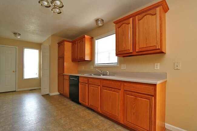 Building Photo - 4 Bedroom House Close to Campus