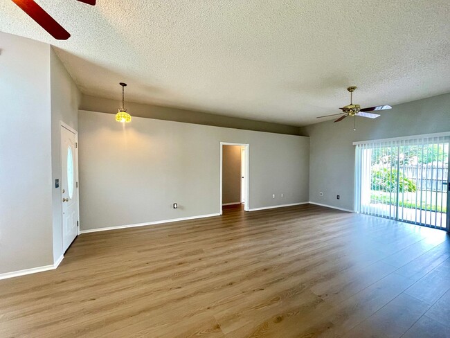 Building Photo - 3/2 ALAFAYA WOODS ADORABLE HOME in OVIEDO!