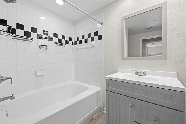 Building Photo - 2402 W Azeele St