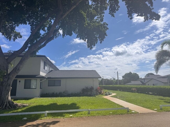 Building Photo - 2 BR Townhome - Quiet and Centrally Locate...