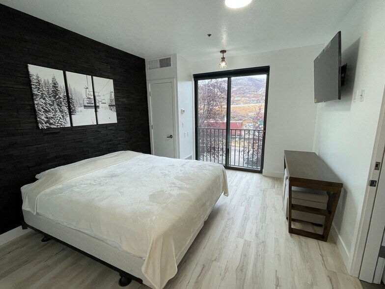 Building Photo - 1364 W Stillwater Dr