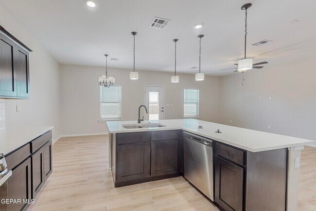 Building Photo - 516 Logwood Ave