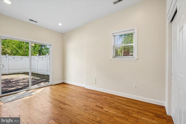 Building Photo - 1339 C St NE