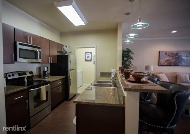 Building Photo - 2 br, 2 bath Townhome - 2012 Main St