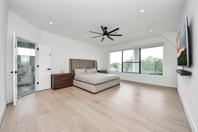 Building Photo - 5327 S Braeswood Blvd