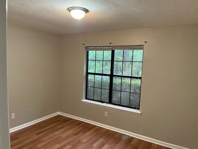 Building Photo - Live Oak Dr. / MDM Properties 1 LLC