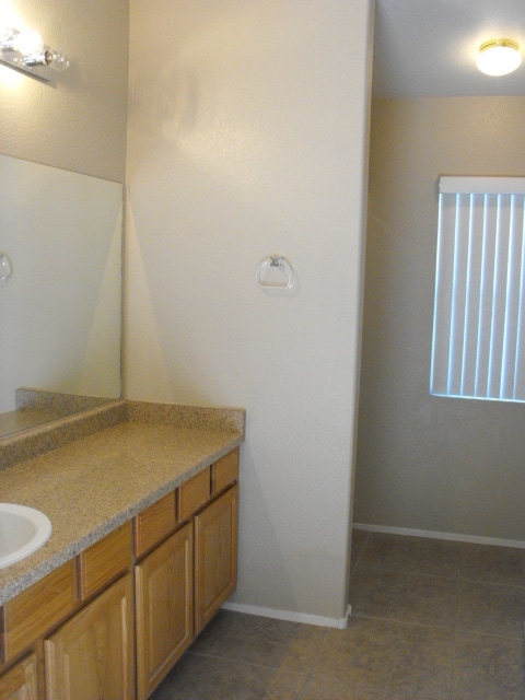 Building Photo - Spacious Henderson townhouse featuring   3 bedrooms PLUS 2 car garage.