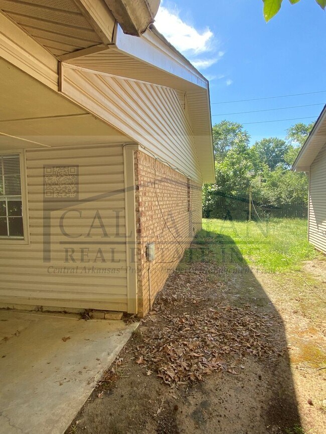 Building Photo - 8307 W Woodview Dr