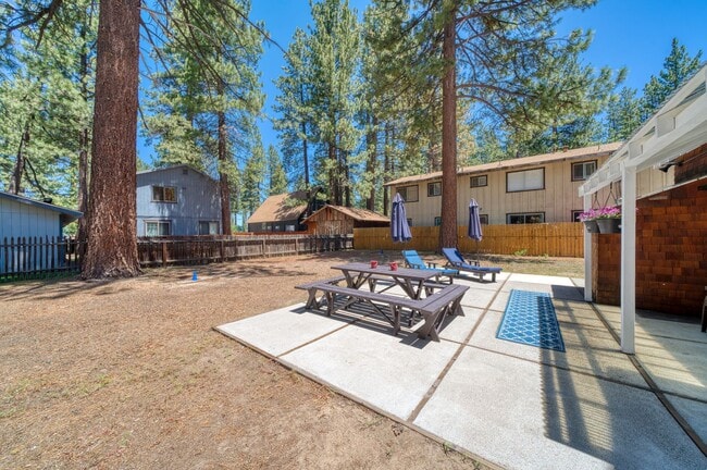 Building Photo - Lovely home with lake views available for ...