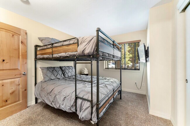 Building Photo - 807 Alder Ave