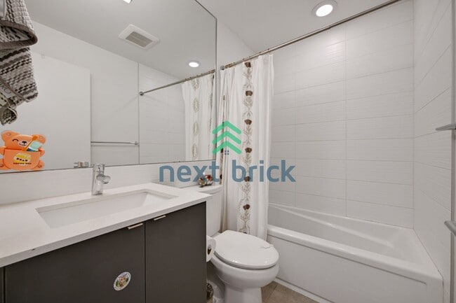 Building Photo - "Spacious 3-Bedroom Townhouse in Seattle's Vibrant Heart – 2 Full Baths & 1430 Sq Ft of Comfort!"