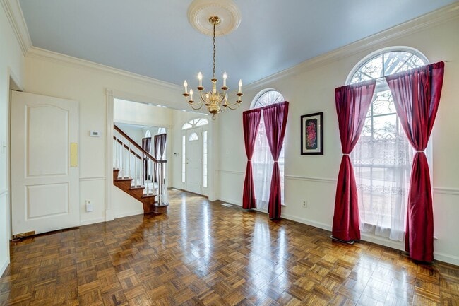 Building Photo - Spacious Parkway South Home with Walk-Out Basement & Large Backyard