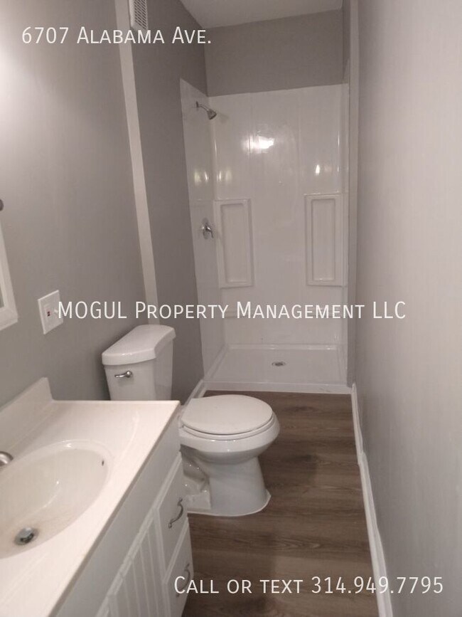 Building Photo - 3 Bed 1.5 Bath HOUSE!!! Huge fenced backya...