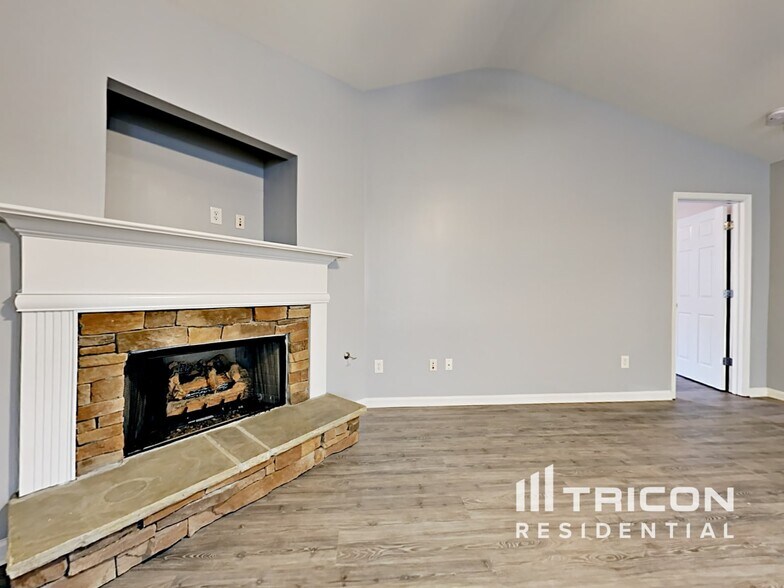 Building Photo - 640 Fairgreen Trail