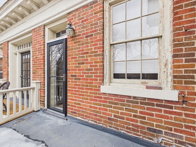 Building Photo - 2710 Stuart Ave