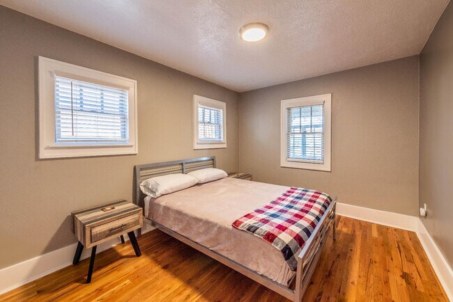 Building Photo - 722 Marquette Ave NW