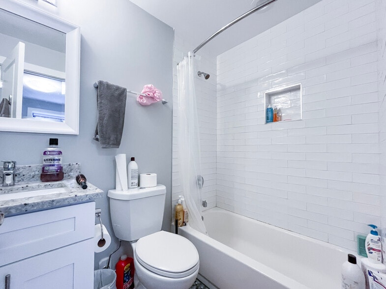 Building Photo - 1750 W Summerdale Ave