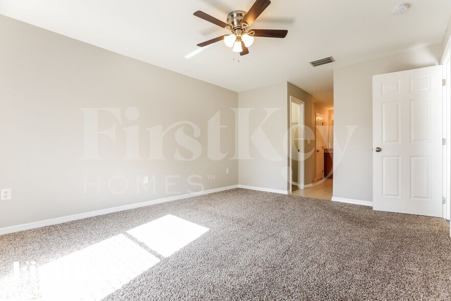 Building Photo - 2637 Lacroix Ave