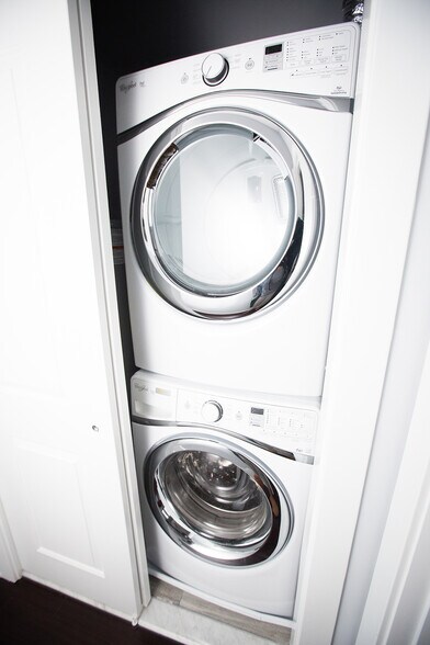 Building Photo - 2122 3rd St NE