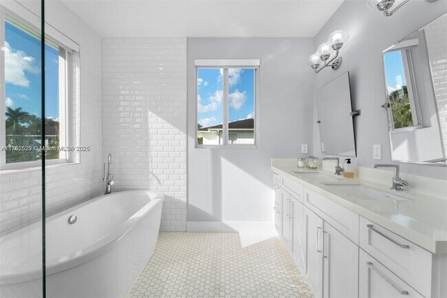 Building Photo - 5605 SW 65th Ave