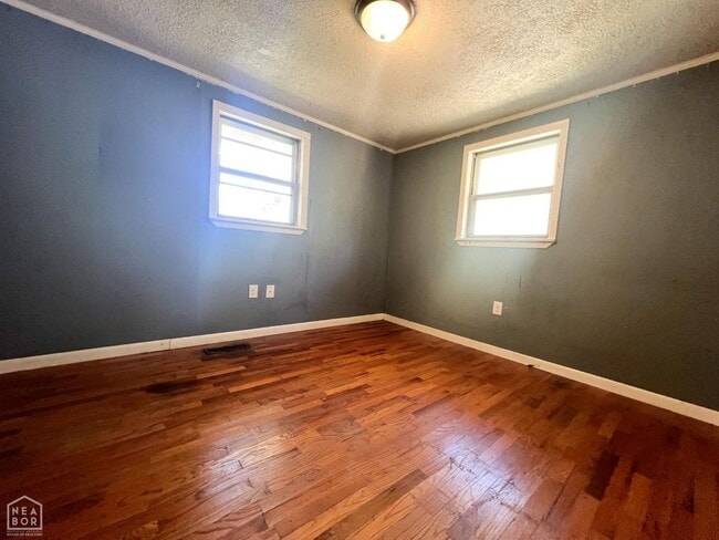 Building Photo - 3 Bedroom Home with Quick Access to Downto...