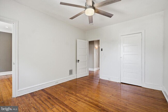 Building Photo - 406 W 20th St