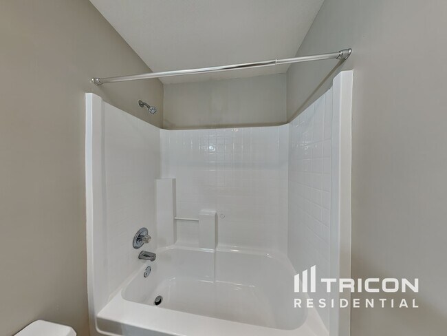 Building Photo - 1082 Roundrock Dr
