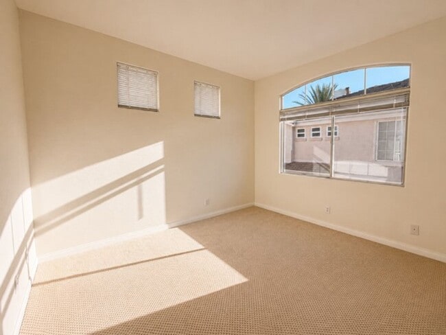 Building Photo - 910 Camino De La Reina