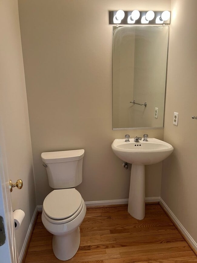 Building Photo - Spacious and Gracious, Close to EVERYTHING!