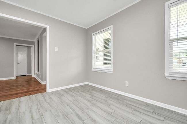 Building Photo - 8034 Ridgeview Dr