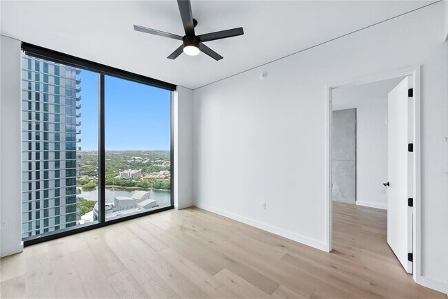 Building Photo - 610 Davis St