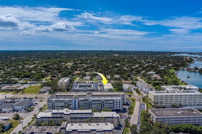 Building Photo - 2944 W Bay Dr