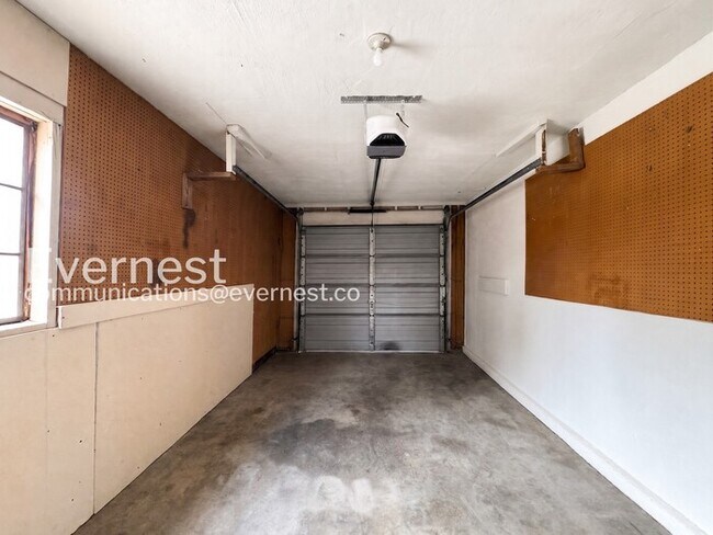 Building Photo - 3 Bed/2 Bath Home with Garage & Fenced Yard / Available Now!