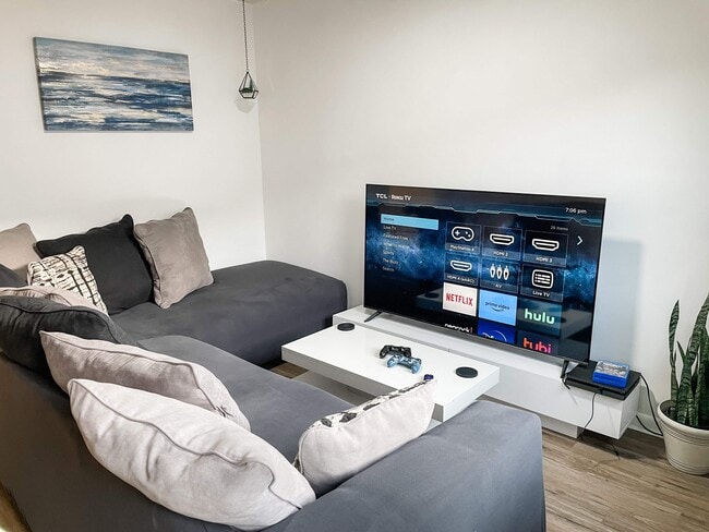 Building Photo - 604 Briar Ct