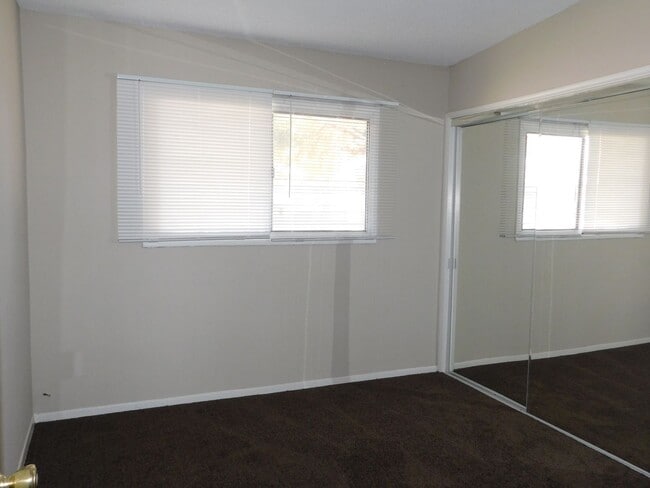 Building Photo - 4BD/2BA In La Mirage. Large Backyard!