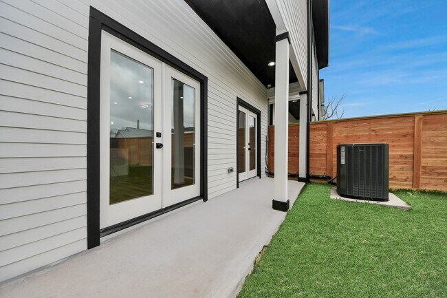 Building Photo - 127 E 38th St