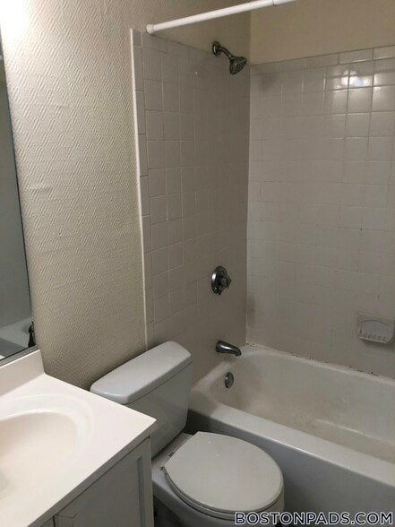 Building Photo - 437 Cambridge St