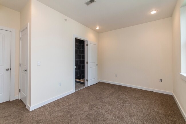 Building Photo - 1614 N Sydenham St