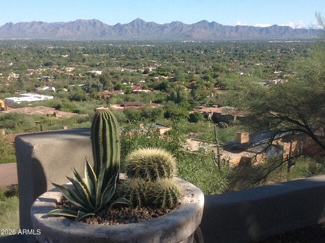 Building Photo - 6301 E Hummingbird Ln