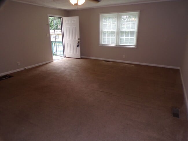 Building Photo - 1095 Foster Cir