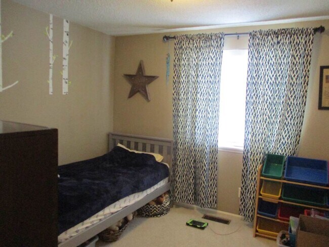 Building Photo - 3 Bedroom, 2.5 bathroom split level home in University Place